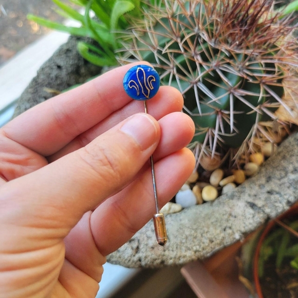 Vintage Fleur de Lis Navy Enamel Stick Pin Brooch - Picture 7 of 8